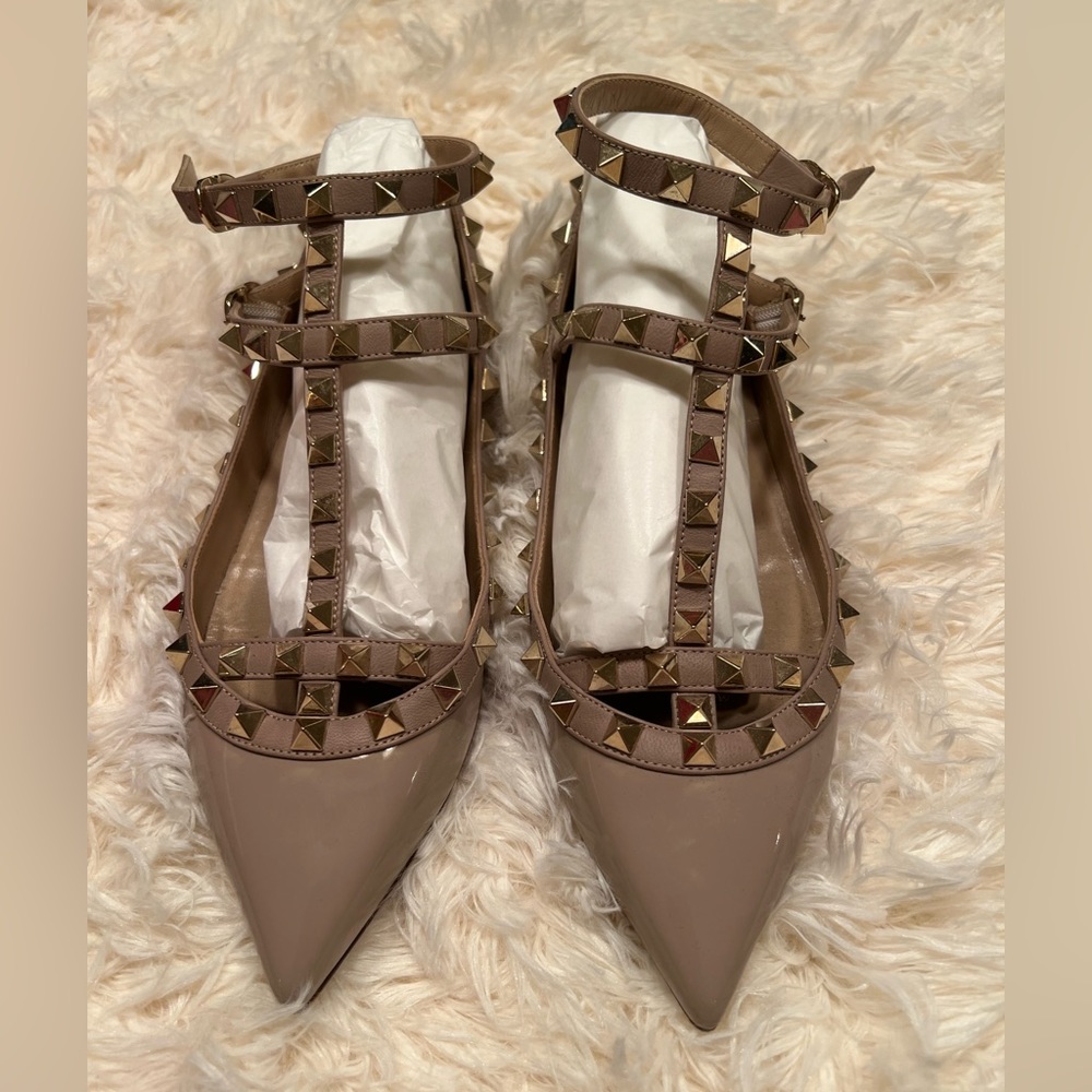 Ballerines Valentino Rockstud Cage En Cuir Verni Ivoire - Taille 36 (US 6) - Occasion, Style Iconique à Studs